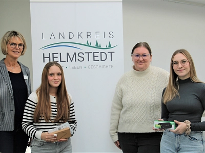 v. l.: Heike Weimann (AOK), Maggy Grupe (1. Ausbildungsjahr VFA), Anna Jarczewsky (Ausbildungsbeauftragte), Lena Hollatz (1. Ausbildungsjahr VFA). Nicht auf dem Foto: Jördis Bitter (1. Ausbildungsjahr NFS)