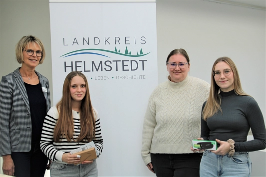 v. l.: Heike Weimann (AOK), Maggy Grupe (1. Ausbildungsjahr VFA), Anna Jarczewsky (Ausbildungsbeauftragte), Lena Hollatz (1. Ausbildungsjahr VFA). Nicht auf dem Foto: Jördis Bitter (1. Ausbildungsjahr NFS) v. l.: Heike Weimann (AOK), Maggy Grupe (1. Ausbildungsjahr VFA), Anna Jarczewsky (Ausbildungsbeauftragte), Lena Hollatz (1. Ausbildungsjahr VFA). Nicht auf dem Foto: Jördis Bitter (1. Ausbildungsjahr NFS) © Landkreis Helmstedt